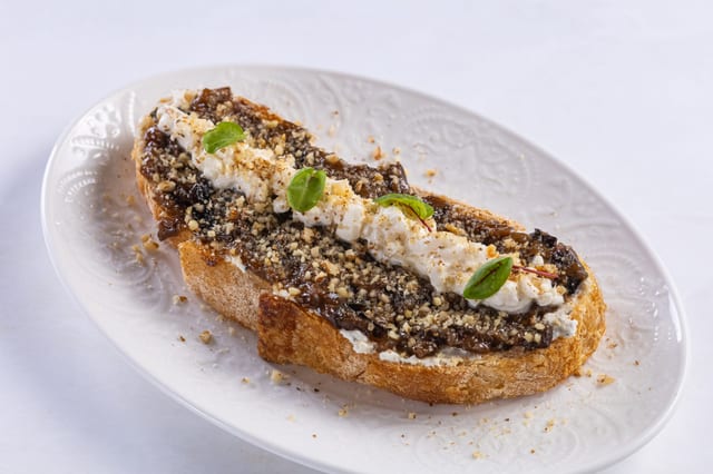 Брускетта с карамелизированными баклажанами