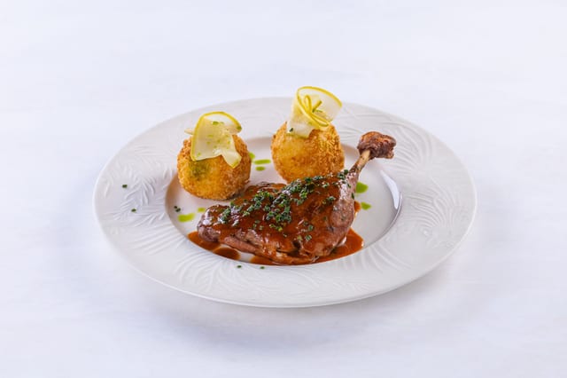 Утиная ножка конфи с картофельно-сырными крокетами и соусом качо э пепе