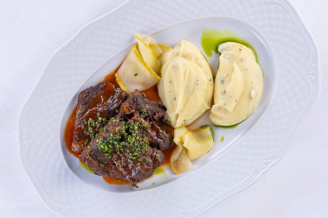 Томлёные говяжьи щёчки с картофельным кремом, с грибами и маринованными кабачками