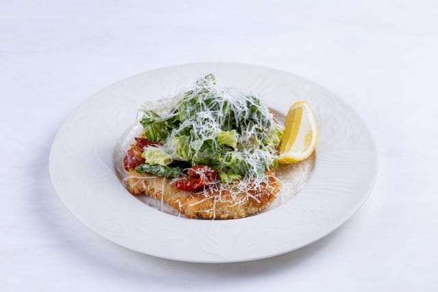 Хрустящий шницель из цыплёнка с листьями романо и соусом тоннато