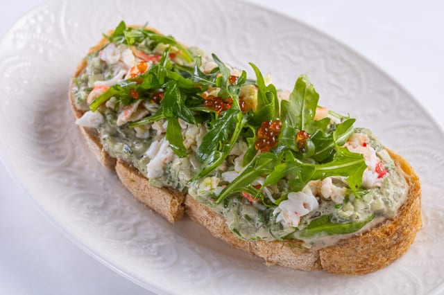 Брускетта с крабом и авокадо