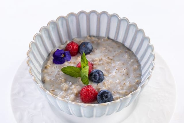 Овсяная каша Геркулеса с ягодами