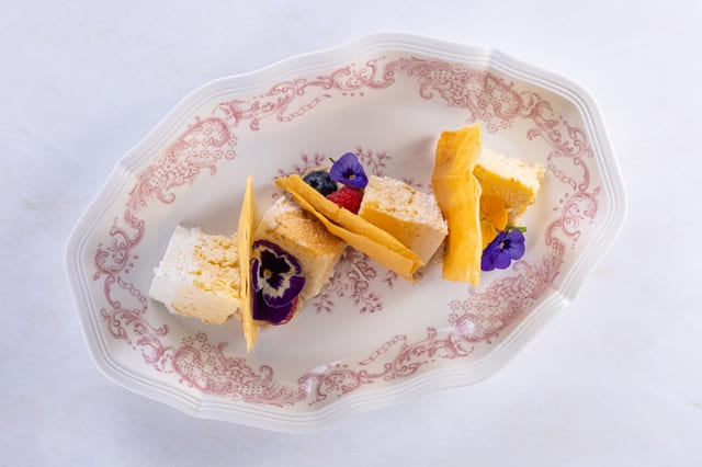 Творожный торт с ягодами и карамельным кремом