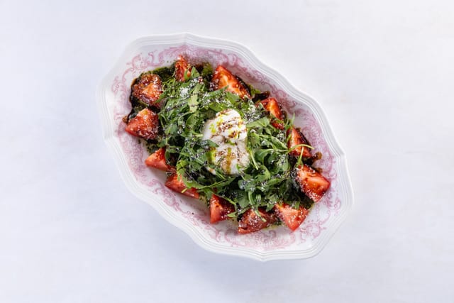 Буратта с томатами и рукколой