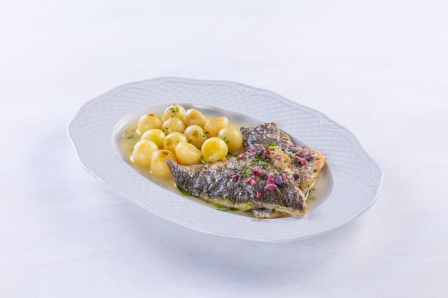 Филе дорадо с мятым молодым картофелем и соусом бер блан