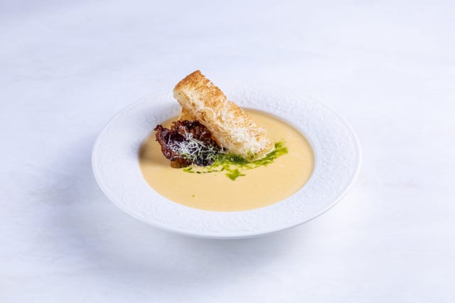 Сырный крем-суп с хрустящей бриошью и чипсами из говяжьего бекона