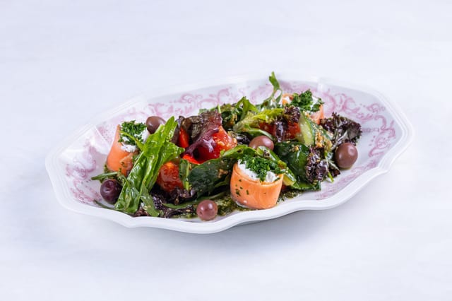 Салат с рулетиками из сёмги