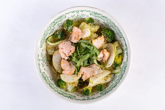 Большой зелёный салат с лососем на гриле