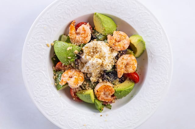 Салат с тигровыми креветками, авокадо и страчателлой