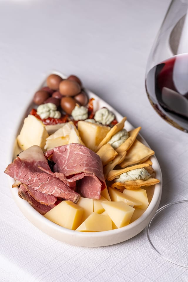 Плато винных закусок