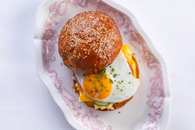 Утренний бургер с жареной колбасой