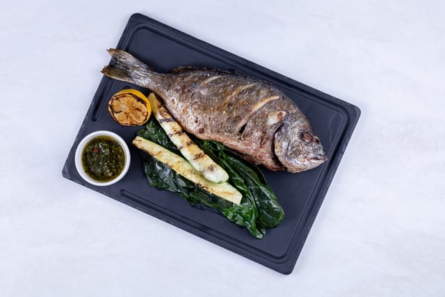 Дорадо на гриле с цукини и шпинатом