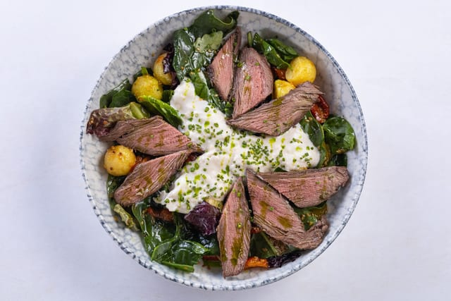 Салат с ростбифом, страчателлой и тёплым картофелем