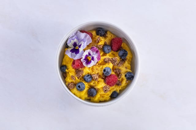 Мусс из манго с хрустящей гранолой и ягодами