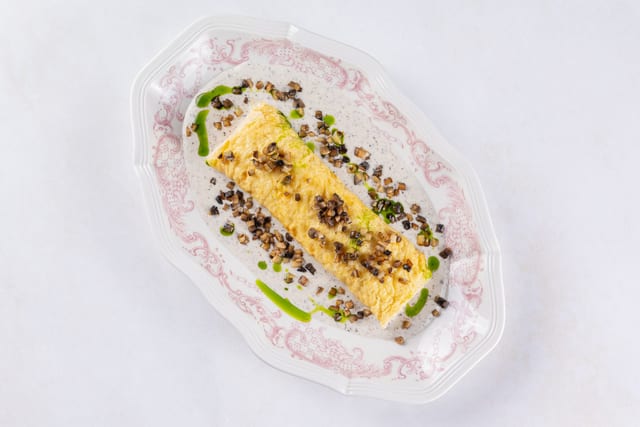 Омлет с трюфельным соусом и страчателлой