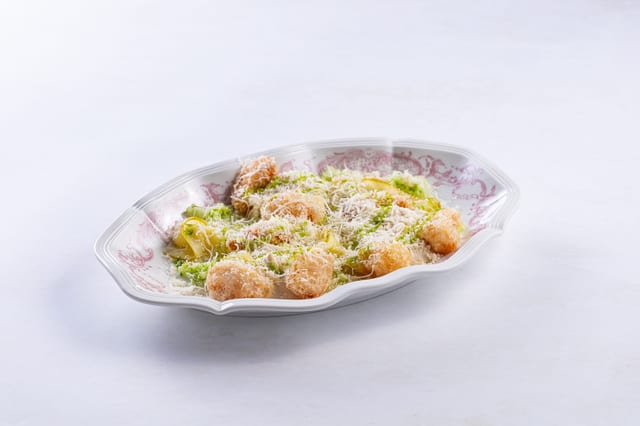 Сырный хумус с попкорном из креветок