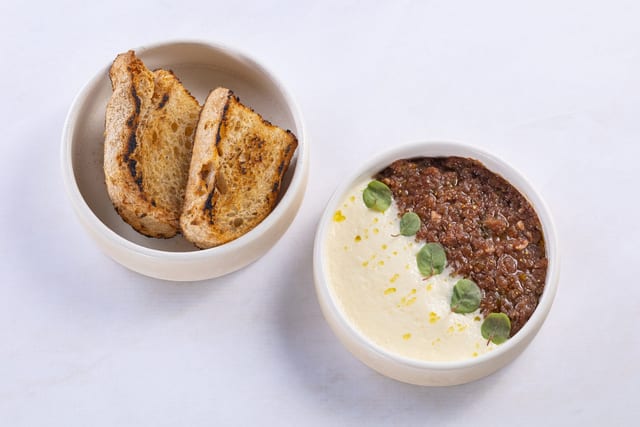 Тартар из говядины с муссом из пармезана