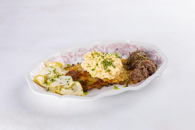 Драники с томлёной говядиной