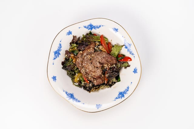 Тёплый салат с говядиной, овощами с пряной заправкой